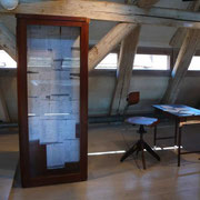 2. Stock, Vitrine mit Kopien der Notizen August des Starken von Olaf Holzapfel, 2010