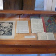 2. Stock, Vitrine zum Archivwesen von Ralf Jakob, 2010