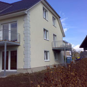 Mehrfamilienhaus in Barbteheide Herstellung der WDVS - Fassade / farbiger Silikonputz, Faschenausbildung, dekorative Bossenecken, Sockel in  Buntsteinputz.