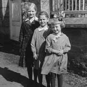 Mutter Gisela (vorn) mit Mädchen aus der Verwandtschaft in Nuttlar 1933