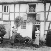 Mit einem Handwagen wird das Heu eingefahren und auf dem Dachboden des Hauses verbracht. Die Familie besaß nie ein Pferd und musste als Gegenleistung für den Pferdeeinsatz beim Mistfahren oder Pflügen Dienste als Tagelöhner verrichten. 