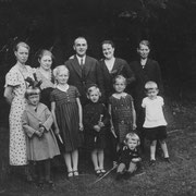 Großmutter Theresia mit Mutter Gisela (links) mit Verwandten in Nuttlar um 1934