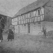 Die Landstraße war damals noch gefahrlos zu begehen.