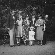 Sonntagsparziergang im Bochumer Stadtpark 1937: Die Deichmanns mit ihren Nachbarn Neumann und Dettmar