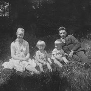 In Nuttlar 1931: Großmutter Theresia mit Gisela, Schwager Heinrich Kersting und dessen Sohn Franz (Vetter meiner Mutter)