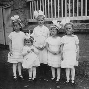Mutter Gisela (zweite von rechts) mit ihren Kusinen zu einem festlichen Anlass, vermutlich 1931
