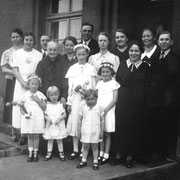 Kommunionkind und Gäste zu Pfingsten 1937
