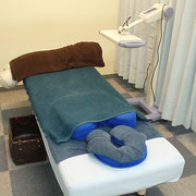 治療ベッド＆赤外線治療器
