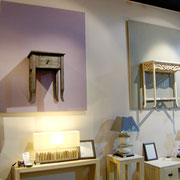 Meubles suspendus,  Meubles récupérés sur bois peint, 150 x 120 cm. Showroom de la société Prisme, Lille (France), Automne 2008.