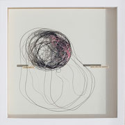 Aimanté,  Série d’assemblages, texte et fils sous verre, 25 x 25 cm, 2017.  Galerie El Birou, exposition "Avec un fil", 2017.