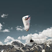 Gipfelstürmer - Start der Paraglider vom Wank Panoramaberg aus mit Blick auf die Alpen (u.a. Zugspitze)