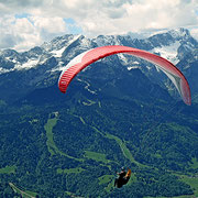 Start der Paraglider vom Wank Panoramaberg aus mit Blick auf die Alpen (u.a. Zugspitze)
