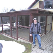 Gerhard vor seiner ganzjährig offenen Zuchtanlage. F:nawrotzky