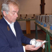 Gruppenleiter Dr. Scheck bei der Handbewertung. F:Coßmann
