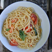 Lauwarme Nudeln mit frischen Tomaten