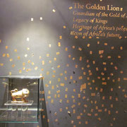 Ein goldener afrikanischer Loewe im Gold of Africa Museum in Kapstadt