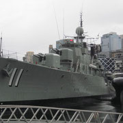 Ausrangierter Zerstoerer und ausrangiertes U-Boot der australischen Marine im Maritime Museum Sydney