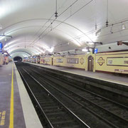 Die historische Bahnhaltestelle "Museum" von innen
