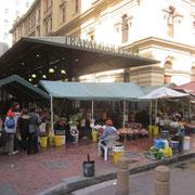 Die Blumenverkaeuferinnen am Trafalgar Place in Kapstadt