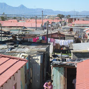 Blick ueber Haeuser und Blech-Huetten im Township Khayelitsha bei Kapstadt