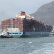 Riesiger Container-Frachter bei der Einfahrt in den Industriehafen Kapstadts