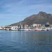 Blick in den Hafen von Kapstadt mit dem Devil's Peak im Hintergrund