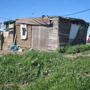Holz-Huette der vierten Kategorie im Township Langa bei Kapstadt II