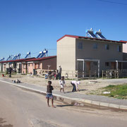Von der Regierung gebaute Haeuser der zweiten Kategorie im Township Langa bei Kapstadt
