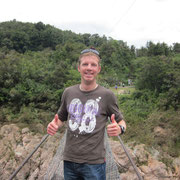 Ich auf der Swing-Bridge