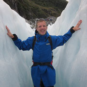 In einem grossen Spalt im Eis des Franz Josef-Gletschers