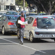 Ein fliegender Haendler im Strassenverkehr
