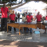 Eine Marimba-Band im Hafengelaende Kapstadts
