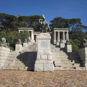 Das Rhodes Memorial am Fusse des Devil's Peaks
