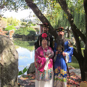 Gruppenfoto in der Robe chinesischer Kaiser der Ming-Dynastie im Chinesischen Garten in Sydney