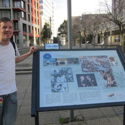 Apartheids-Schilderungs-Tafel auf dem Thibault Square in Kapstadt