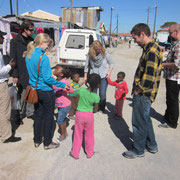 Uns begleiteten einheimische Kinder bei unserem kurzen Rundgang durch das Township Khayelitsha bei Kapstadt