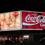 Riesige Coca-Cola-Leuchtreklame in Kings Cross