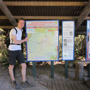 Geschafft! Ich vor der Wanderkarte des 20 km langen Wanderwegs