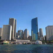 Blick auf die Skyline von Sydney vom Hafen aus