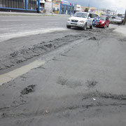 Erdbebenueberflutungen in einer Strasse in Christchurch