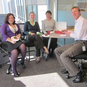 Cupcake-Runde mit Sam, Rachel und Jana in Connie's Buero