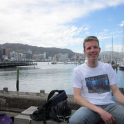 Ich im Hafen von Wellington und im Hintergrund die Skyline von selbiger