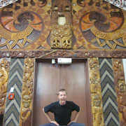 Haka-Posing vor der Eingangstuer der Marae
