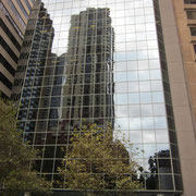 Blankpolierte Hochhaus-Fassade in Sydney