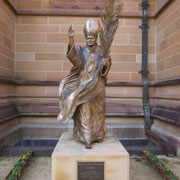 Papst Johannes Paul II-Statue neben der Kathedrale St. Mary's
