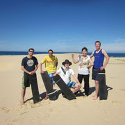 Gruppenfoto beim Sandboarden mit Stefan, Stephen, Christian und Sally