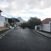 Blick in unsere Strasse mit dem Lion's Head im Hintergrund