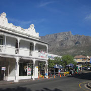 Historisches Gebaeude in der Kloof Street mit dem Tafelberg im Hintergrund