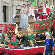 Santa Claus, auf dem letzten Wagen der Christmas-Parade