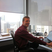 Probesitzen auf Connie's Arbeitsplatz mit Blick zum Opera House und zur Harbour Bridge :-)